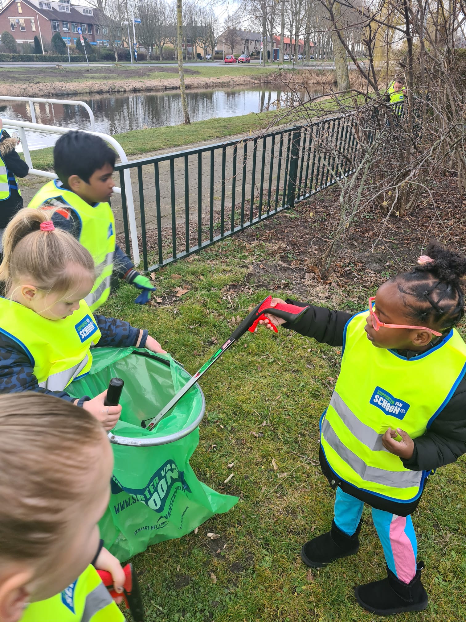 Helderse Sarkonscholen prikken erop los